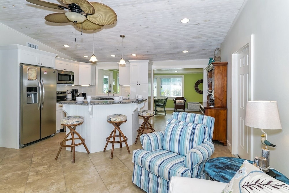Ebb Tide 3 Bedroom Home by RedAwning