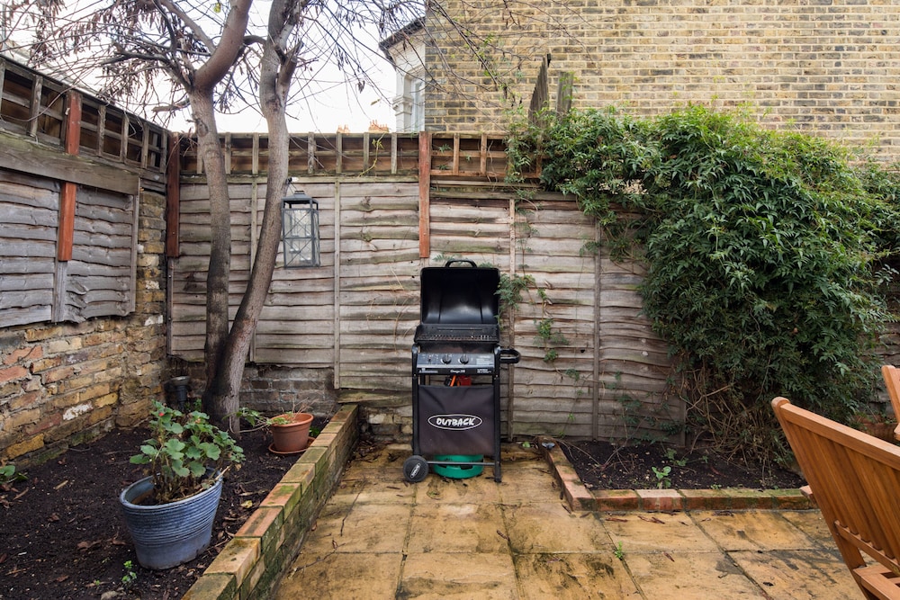 Spacious 2 Bed Apartment with Garden in Fulham