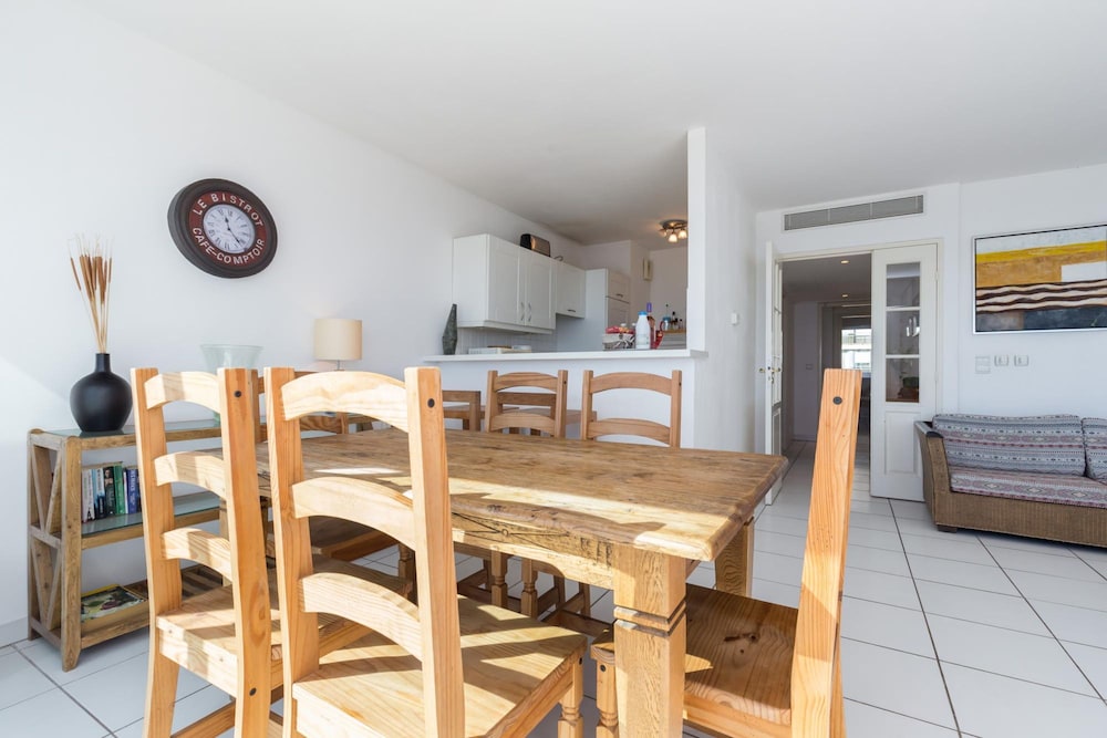 Bright two Bedroomed Apartment on the Beach in Cannes With Huge Terrace With Fabulous sea Views - 2001