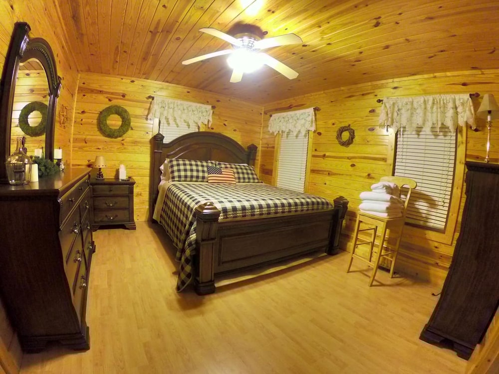 Beautiful Cabin w hot tub Sauna Pool Table