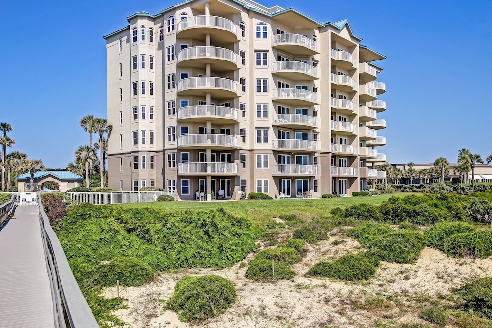 Ocean Place Condo with Direct Access to the Beach by RedAwning