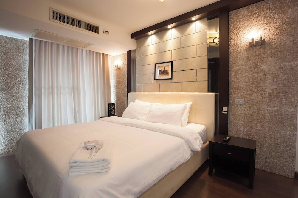 7C - 2 Bedroom Downtown Apartment With Shared Pool