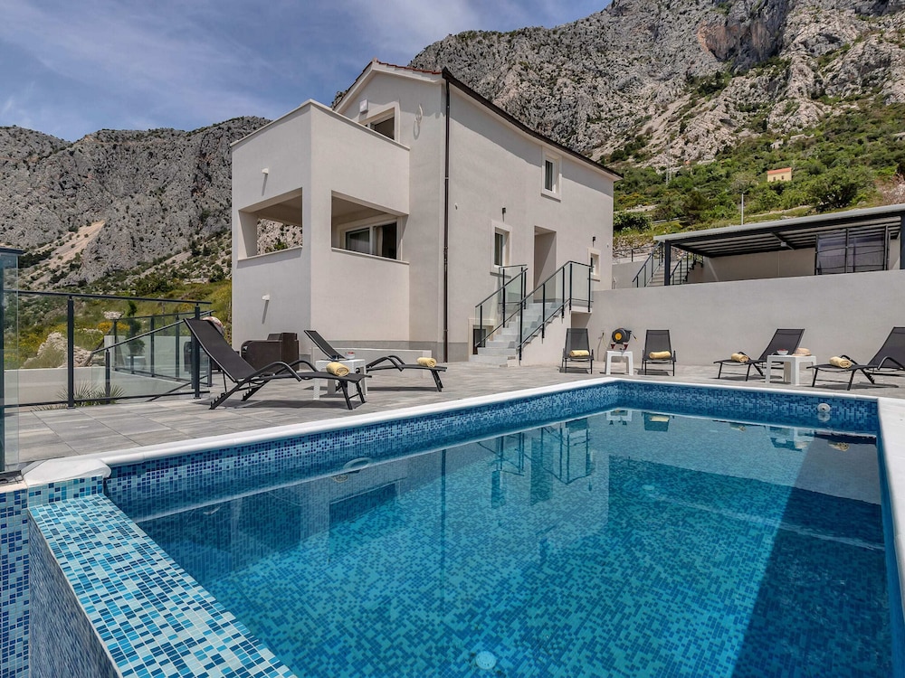 Stunning Villa in Drasnice With Private Pool view 5