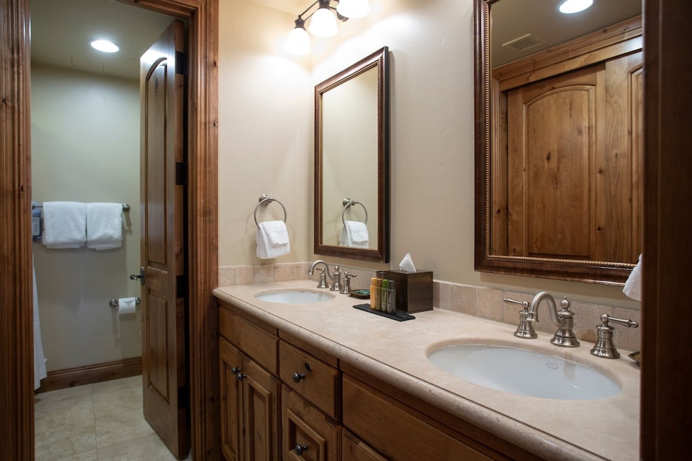Grand Lodge - Penthouse #406 - Ski-in/out 5 Bedroom Condo