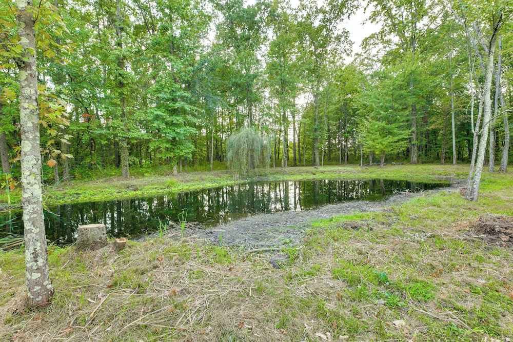 Large Yard w/ Pond: Family Retreat in New Albany!
