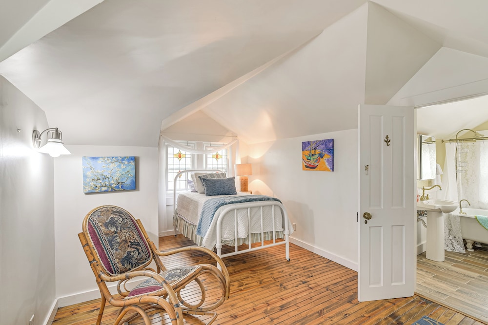 Galveston Bay Retreat: Historic La Porte Home!