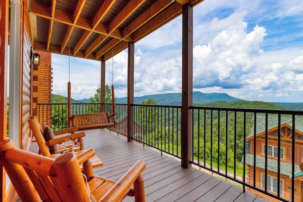 All Fun & Games by Avantstay Indoor Pool, Game Room, Theater, Mountain Views Near Pigeon Forge & Dollywood