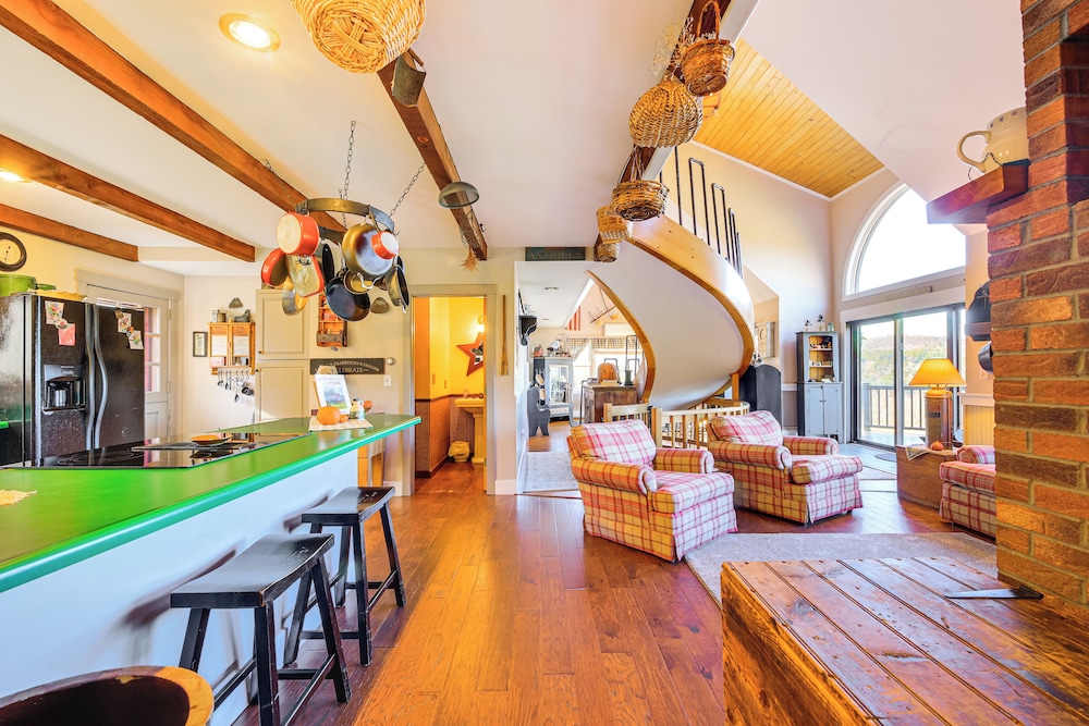 Hot Tub, Fire Pit & Grill: Remote Springfield Home