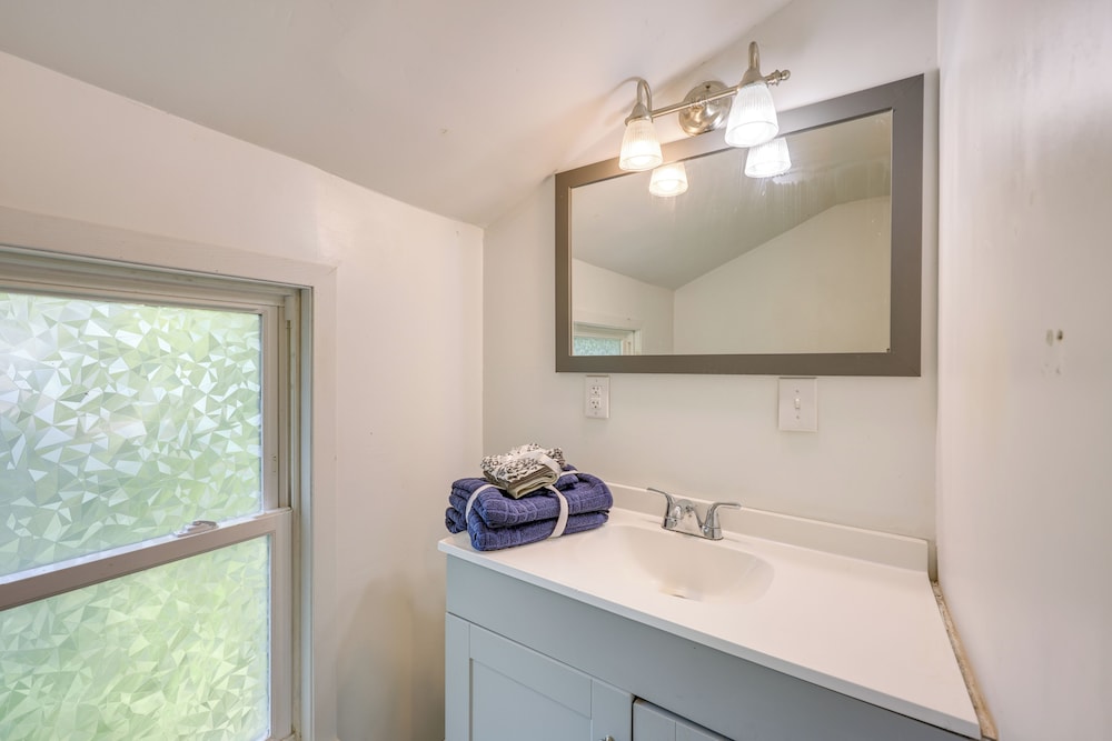 8 Mi to Keuka Lake: Walkable Apartment in Bath