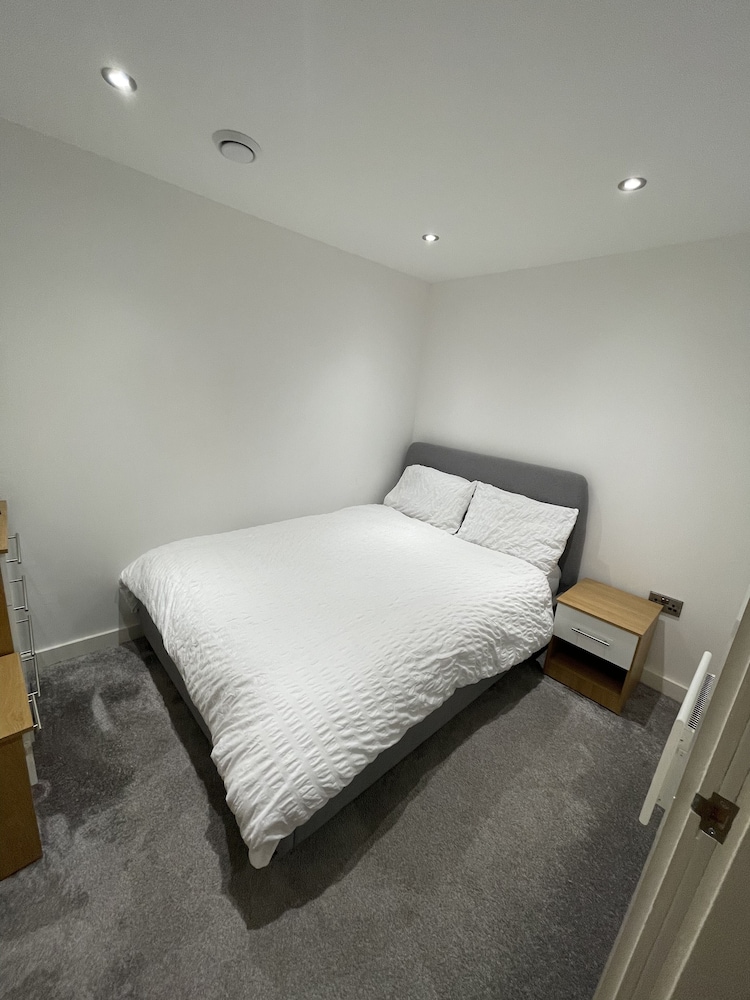Luxury 2-bed Apartment in Manchester With Parking view 5