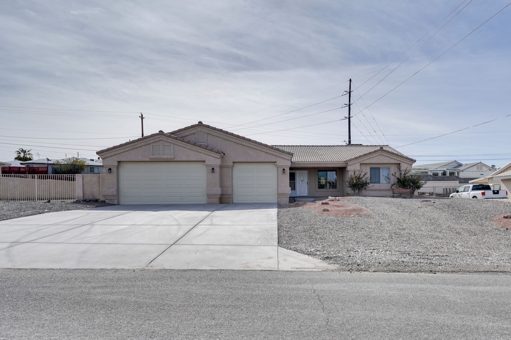 Lake Havasu Home w/ Fire Pit & Grill, 3 Mi to Lake view 2