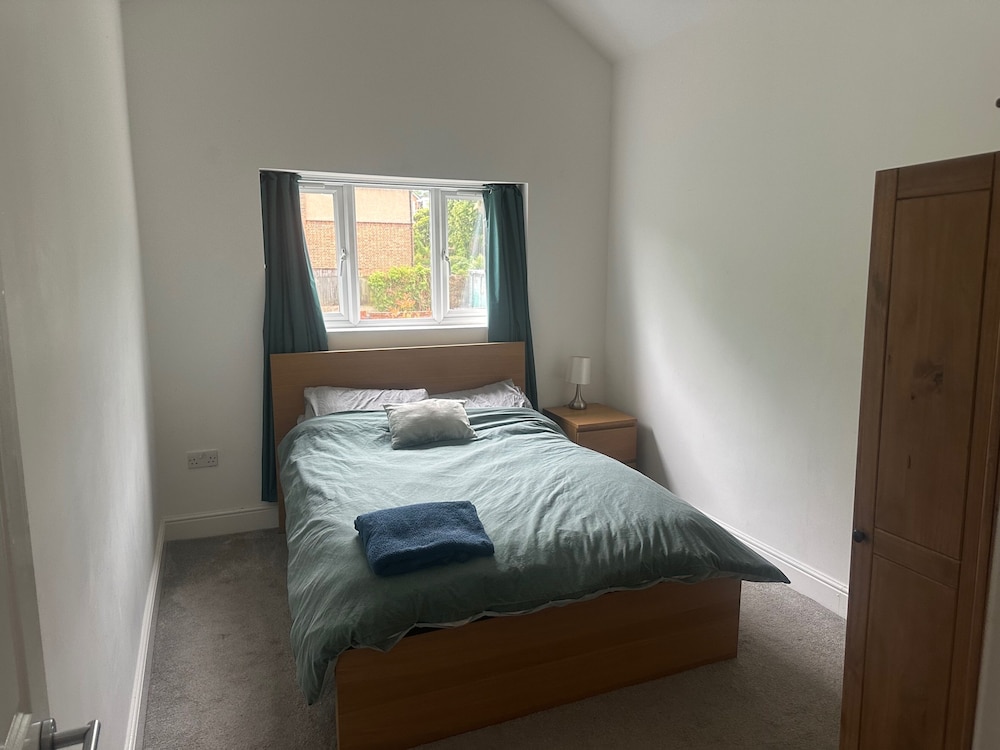 Southgate Home - Sleeps 12 - Parking - Central