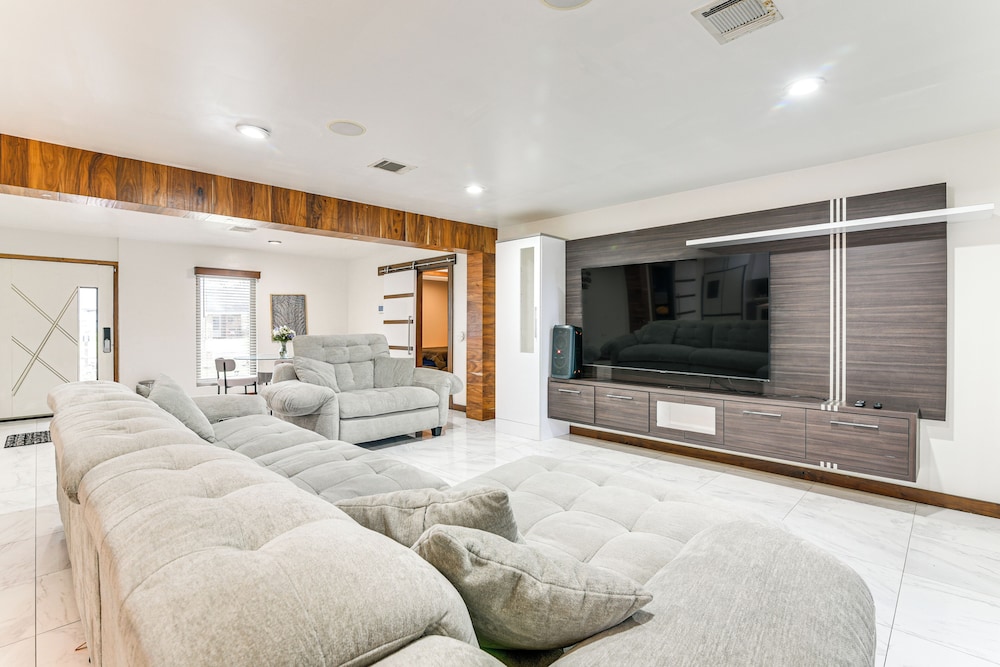 Modern Oasis w/ Outdoor Lounge in Houston!