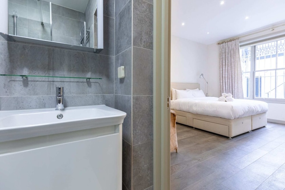 Elegant 2BD Flat 5 Mins to Kensington Gardens!