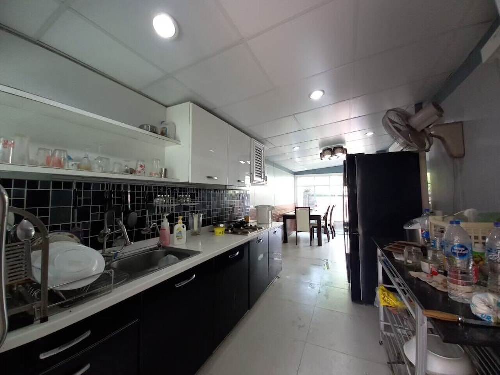 Spacious Entire House With Shared Fitness Room and Shared Indoor Pool in Club