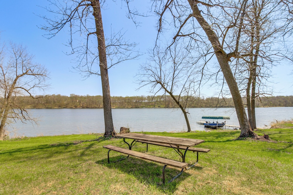 Lakefront Family Home w/ Boat Dock in Underwood