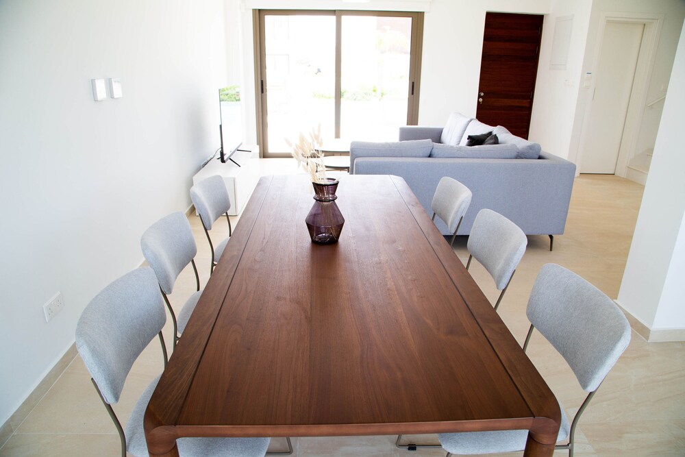 Phaedrus Living: Serenity Waves Villas No.11
