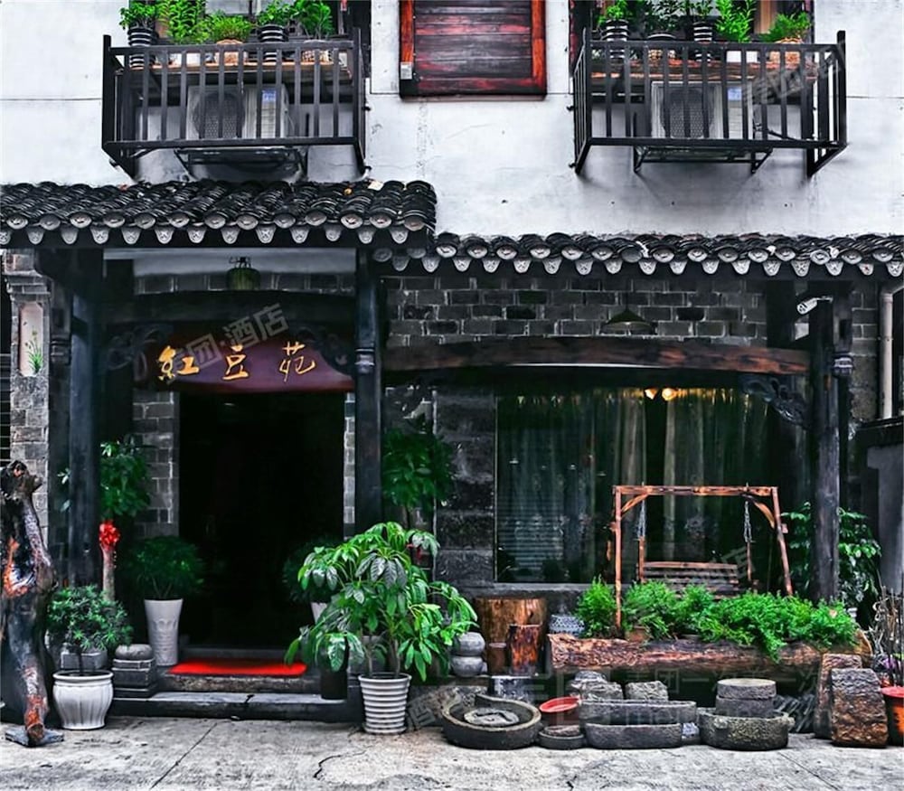 Butterfly Loves Flower Inn