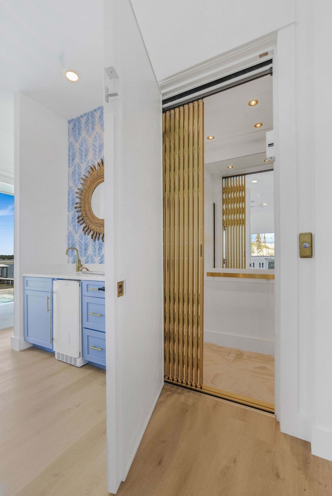 Beach Blessing- Pool Elevator Sleeps 16 SIX Bedrooms 6 Baths