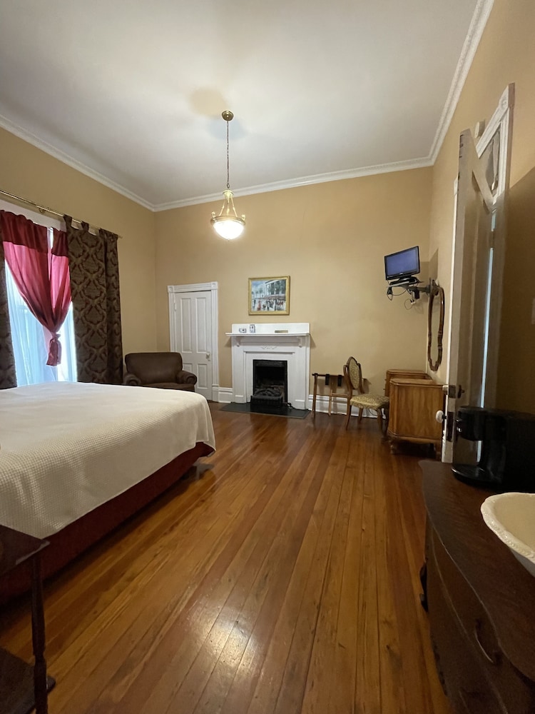 Carriage Lane Inn