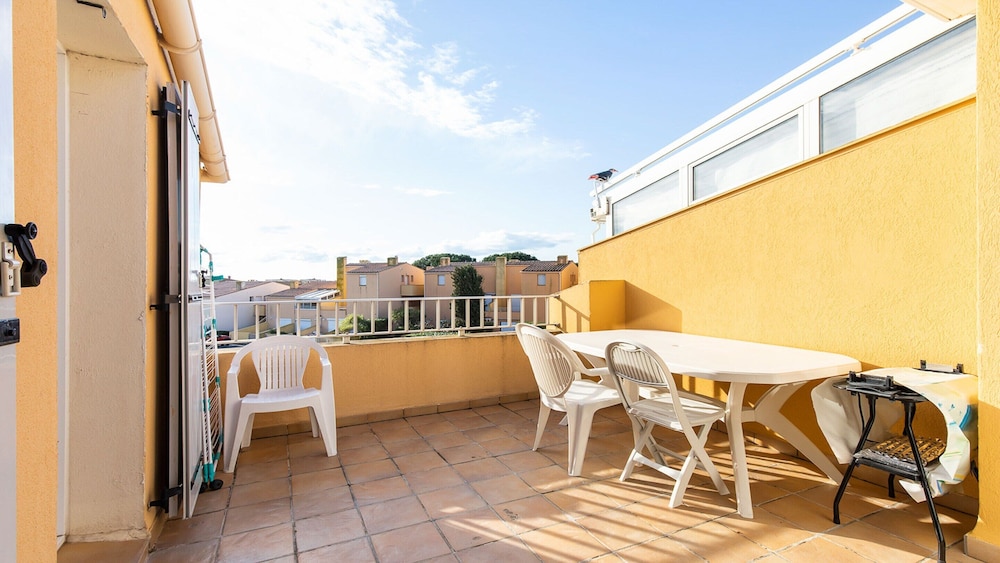 Stylish 2-bedroom Retreat in Agde