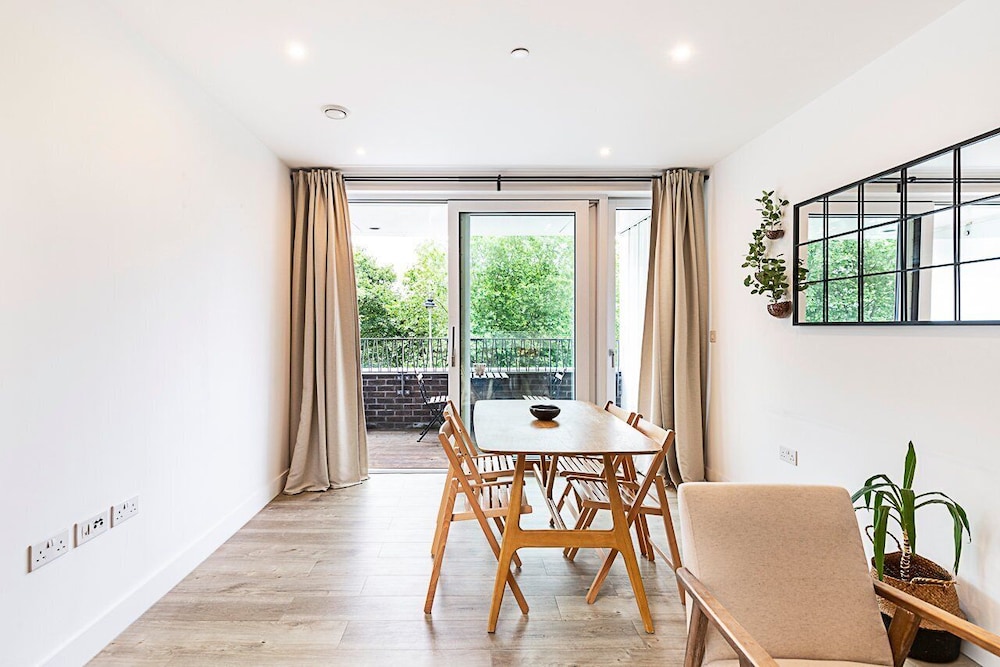 Modern 2-bed Flat With Terraces in Leyton