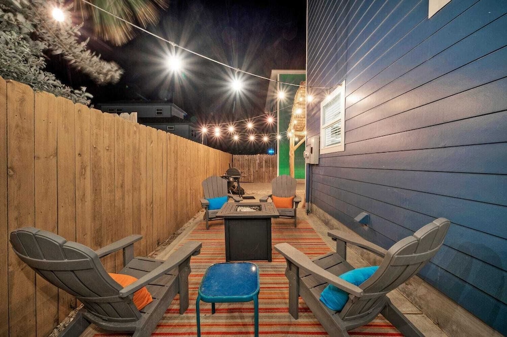 Sleeps 24, 2 Homes Pool, Backyard Tiki Bar, Fire Pit, Cornhole Walk to Beach