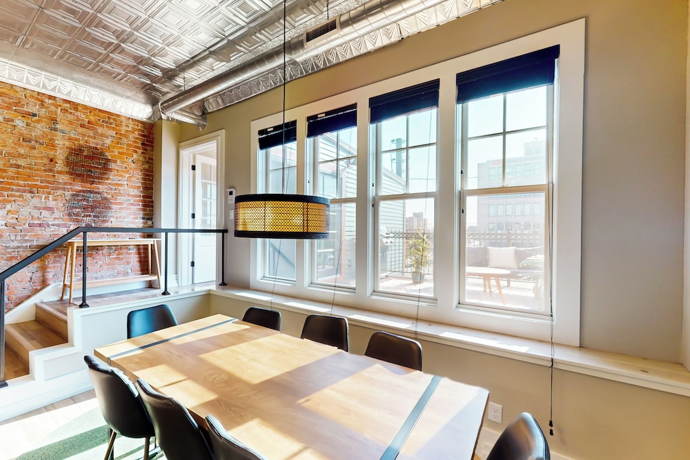 2BR Updated Dtwn Condo: Streaming, Patio, W & D