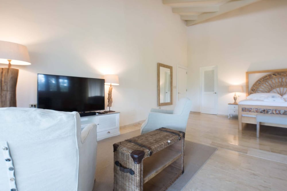 7 Bedrooms Luxury Colonial Villa Complete New 2017