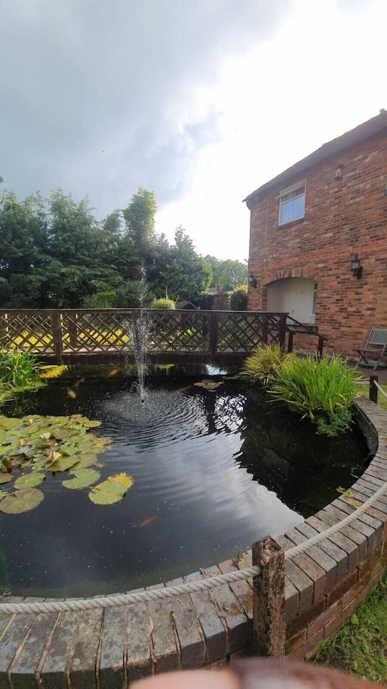 Stoke-on-trent Vacations - The Manor Guesthouse - Property Image 1