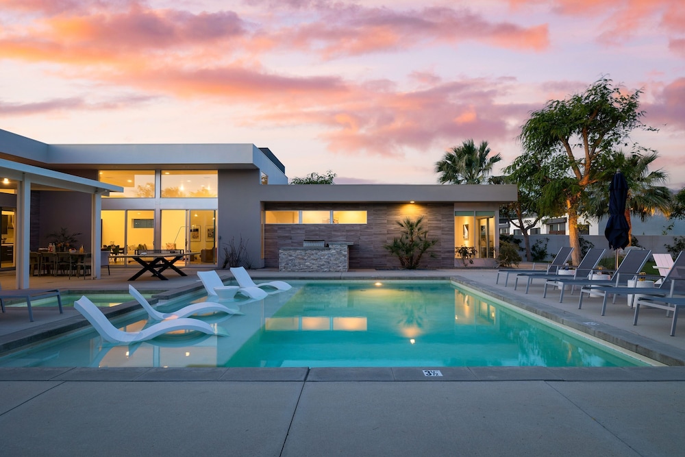 Polo Villa 1 by Avantstay Features Expansive Putting Green Pool Spa Outdoor Firepit 260-322 5 Bedrooms