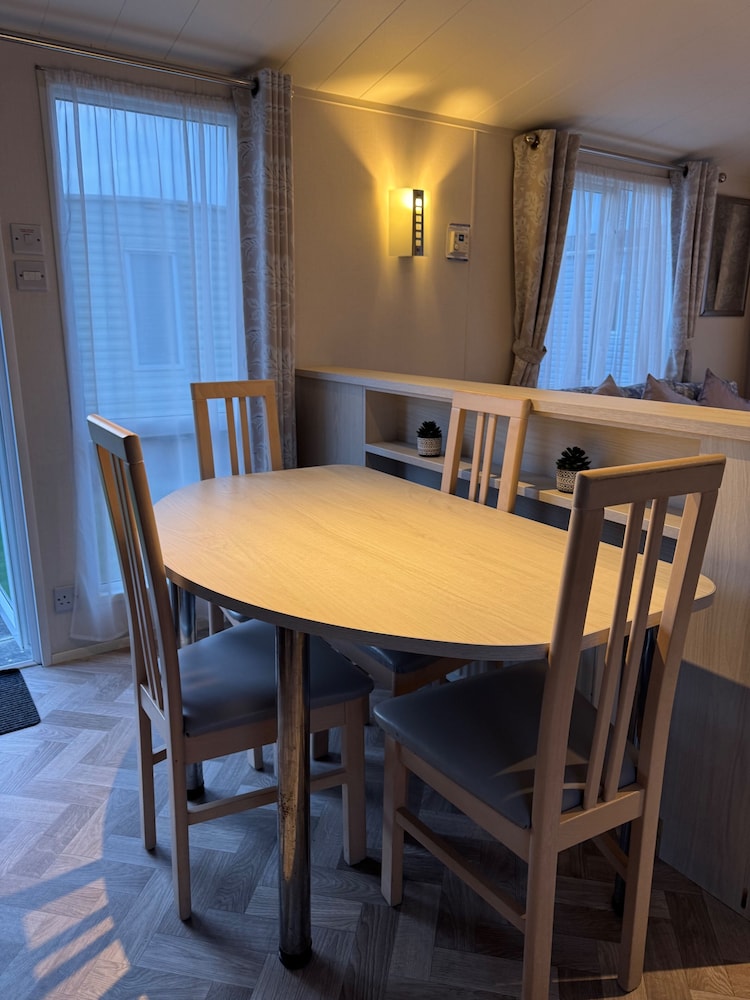 3 Bedroom Stunning Caravan Justin