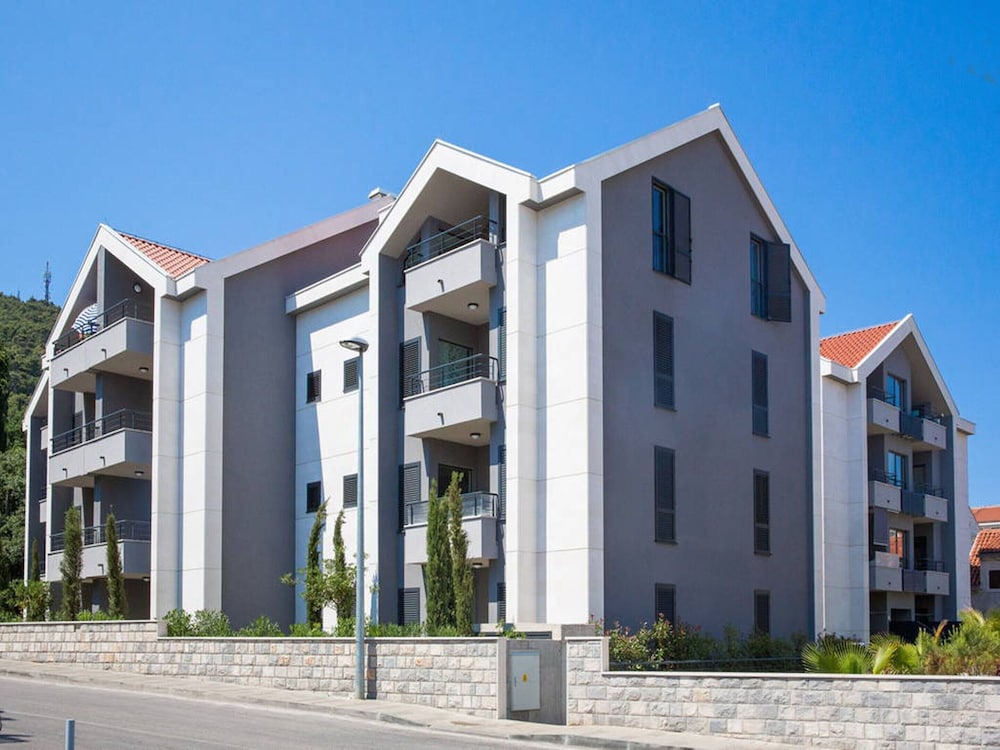 Topfloor Comfortable Luxury Apartment With Private Balcony,free Garage and Wi-fi