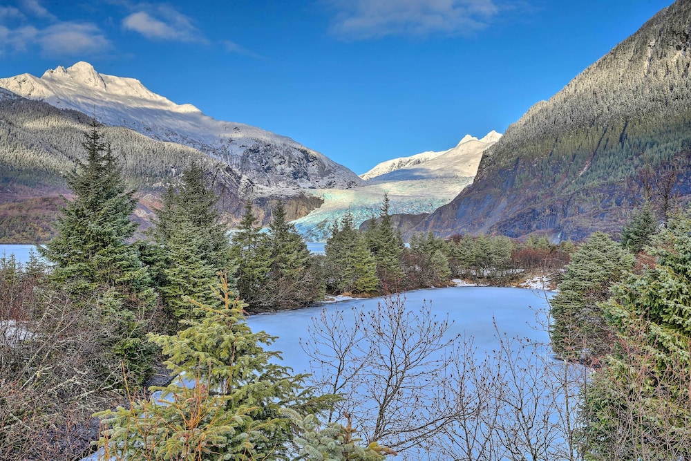Juneau Vacations - Expansive Getaway  2 Miles to Mendenhall Glacier! - Property Image 7