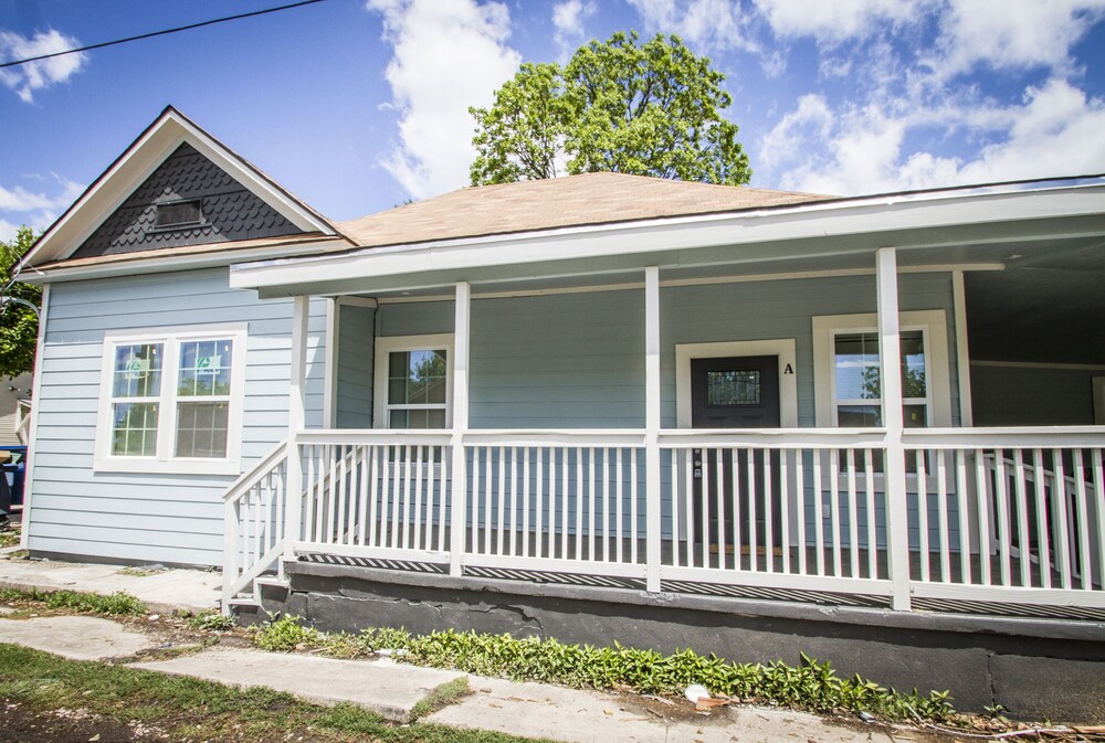 3br/2ba Remodeled Apartment Near Downtown - Image 1