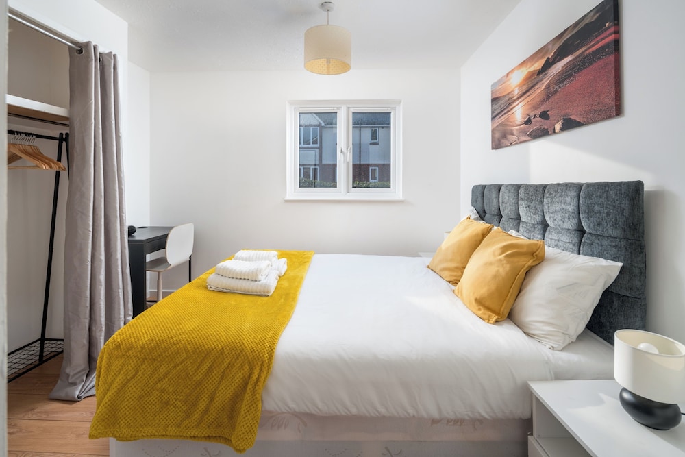 Spacious 1 Bedroom Apartment w/ Parking in Crawley