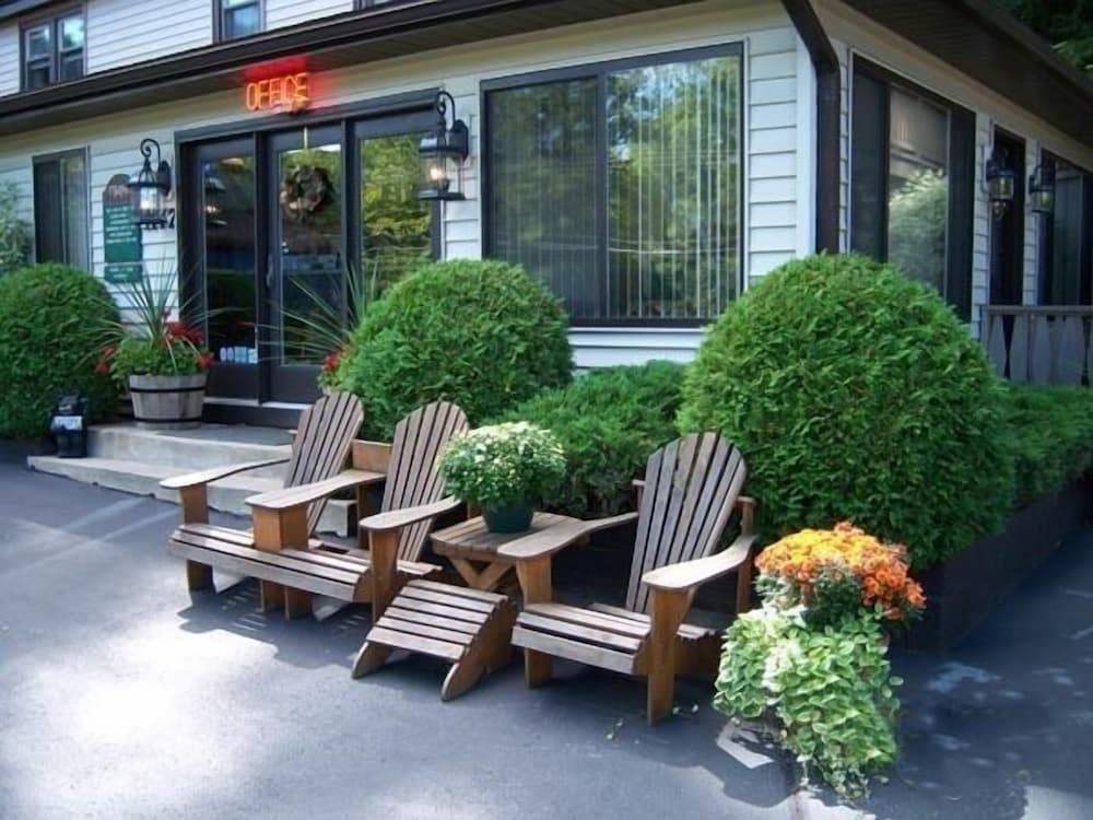 Tall Pines Motel