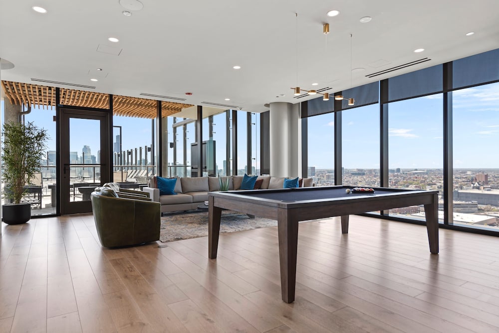 Lincoln Park Oasis Safe Stay Balcony Views
