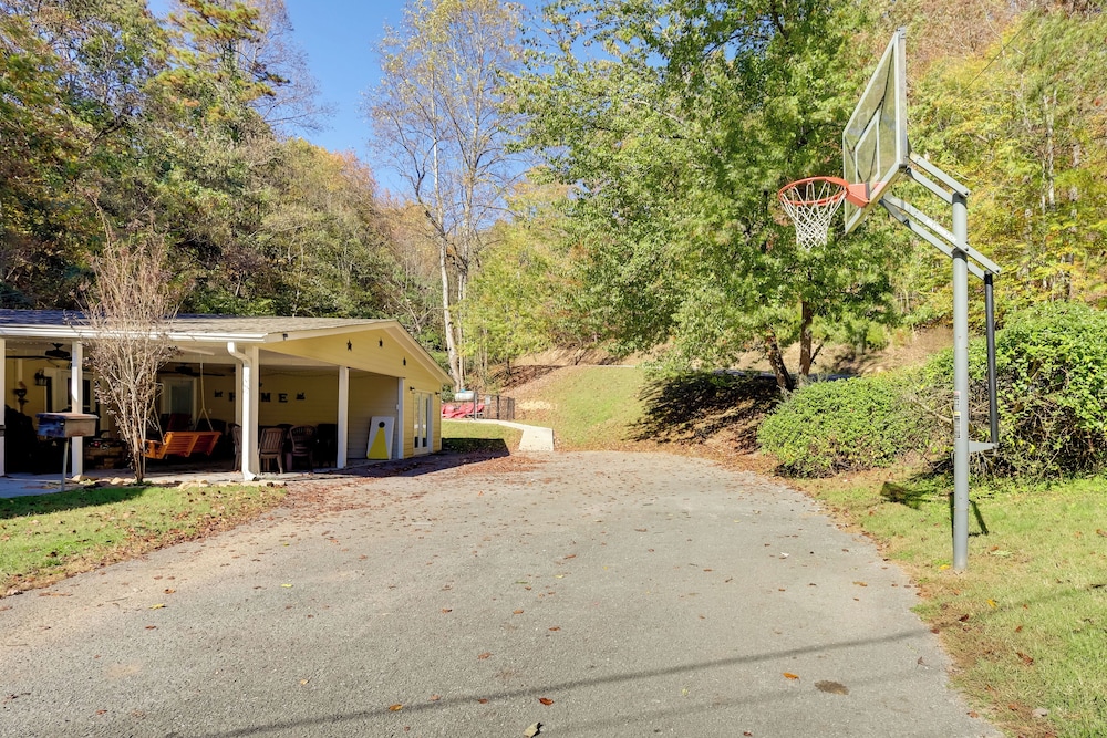 ~ 1 Mi to Dollywood: Home w/ Hot Tub & Grill view 2
