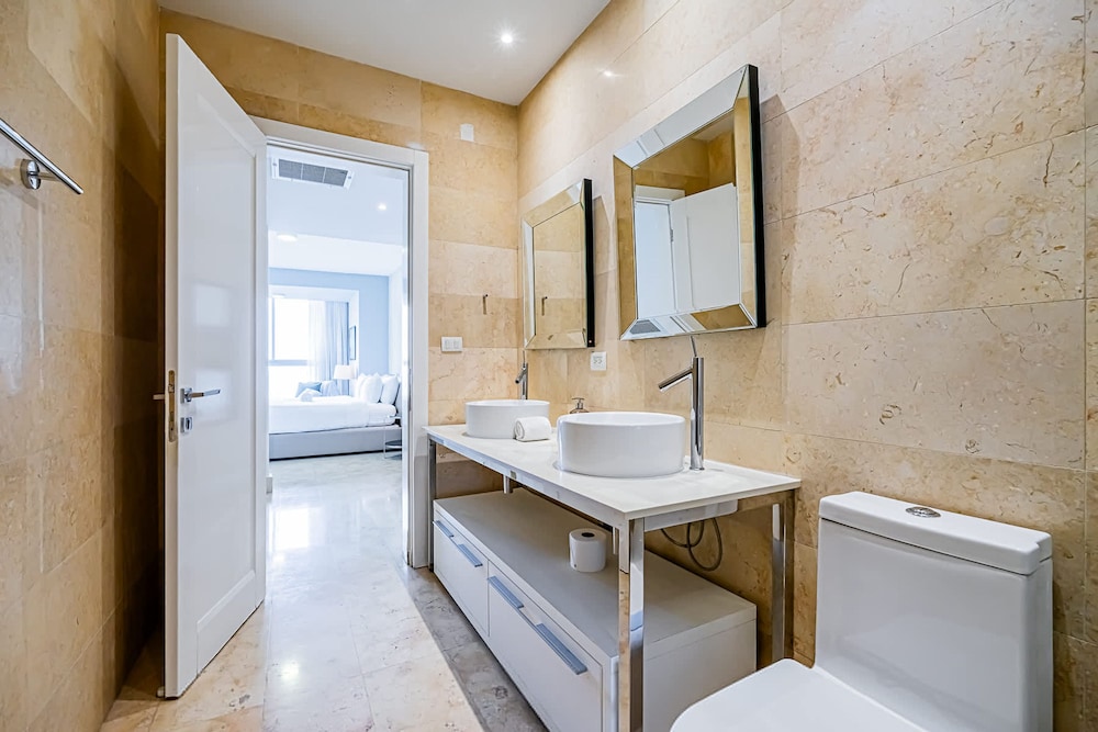 w Prestigious 1BR w Fantastic Balcony in YOO