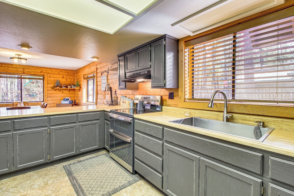 5 Mi to Woodland Lake Park: Cabin in Pinetop!