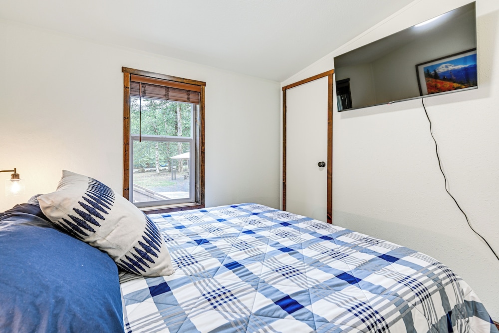 Gateway to Mt Rainier: Riverfront Haven w/ Hot Tub