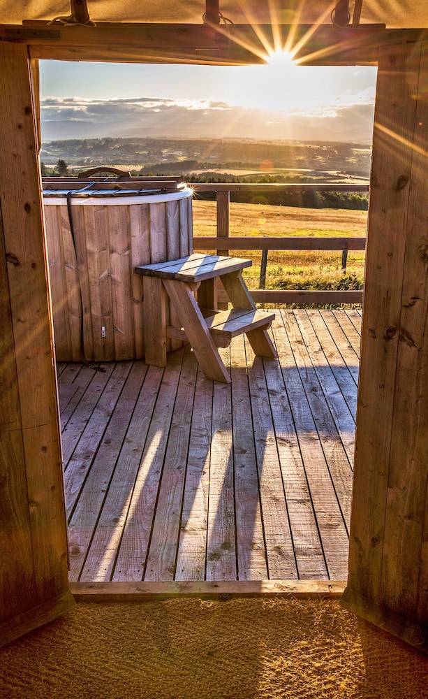 Chalet With Gleneagles Views, hot Tub, No Deposit