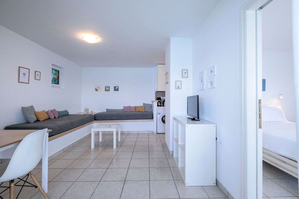 Meli Apartments & Villas