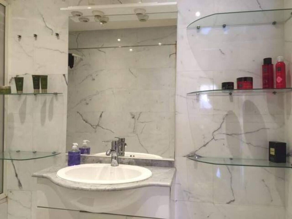 2 Bed Flat - Sleeps 6 - Hottub - Parking - Wifi view 2