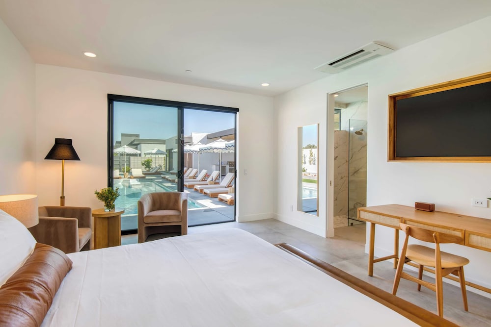Sleeps 34 2 Villas, Pool, Pickleball + Bocce Polo Villas Elara by Avantstay