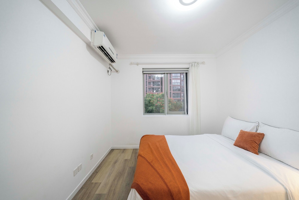 Tyms 4BR 2BA APT Riverside