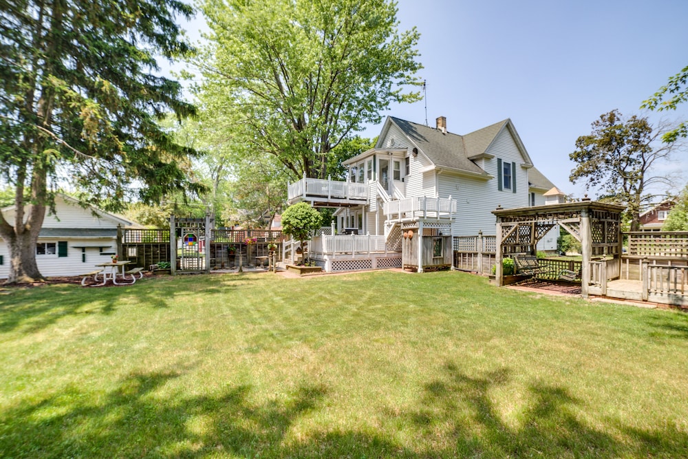 Charming Chesterton Home: w/ Idyllic Location! view 3