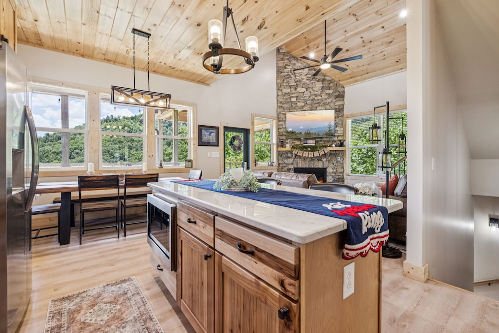 Bear Cheeks 4 Bedroom Cabin