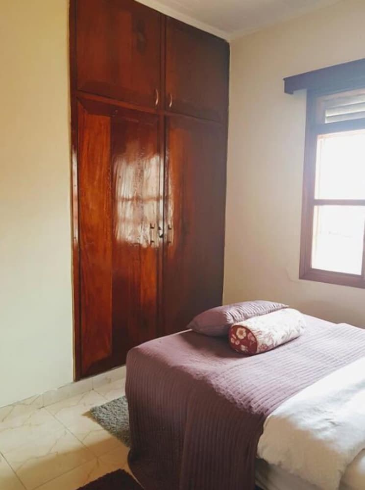 Le Roc Royale - Muyenga Kampala view 4